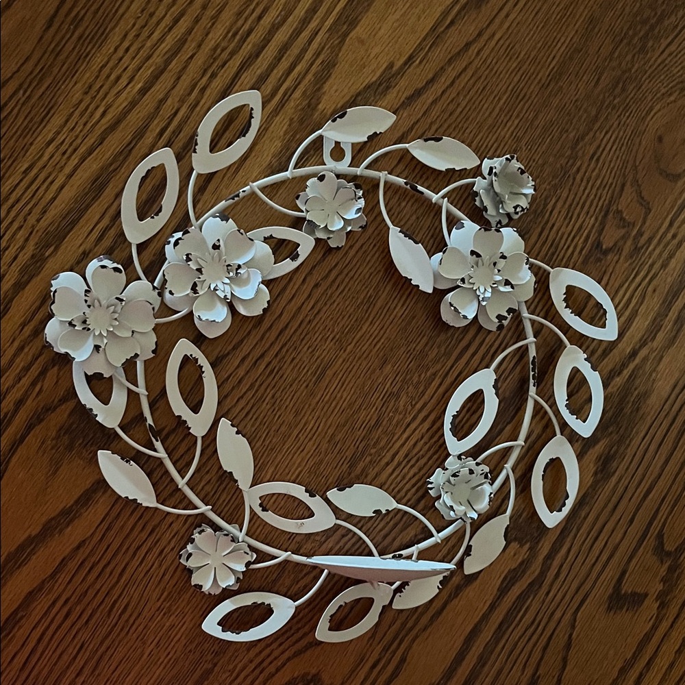 *White Floral Metal Wall Decor